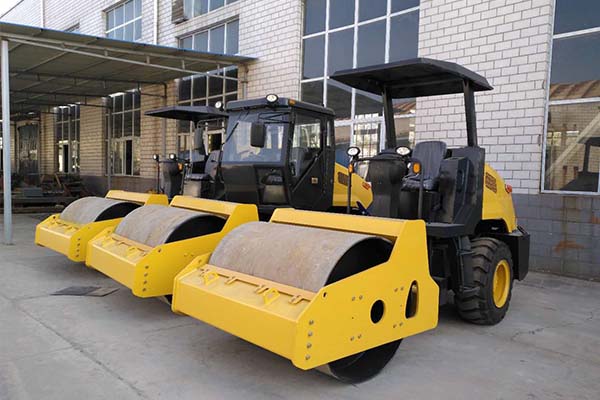 <a href='http://m.kslhk.cn' target='_blank'>壓路機(jī)</a>